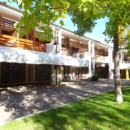 Apartment In Caorle Near Beach & Pool Appartement *